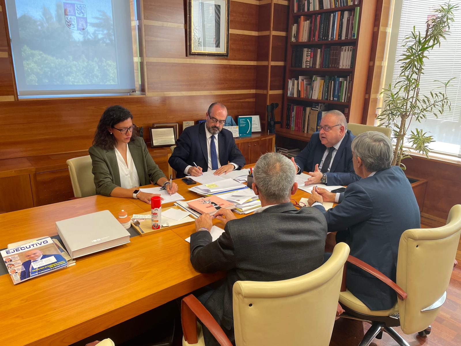 Reunión entre el alcalde de Ponferrada, Marco Morala, y el consejero de Sanidad, Alejandro Vázquez