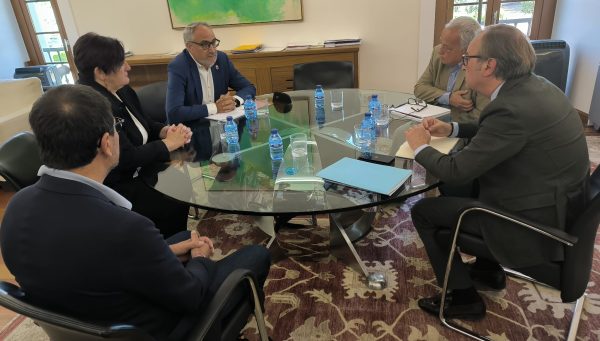 Reunión entre el presidente del Consejo Comarcal del Bierzo, Olegario Ramón, y el consejero de Cultura de la Junta de Castilla y León, Gonzalo Santonja. / CCB