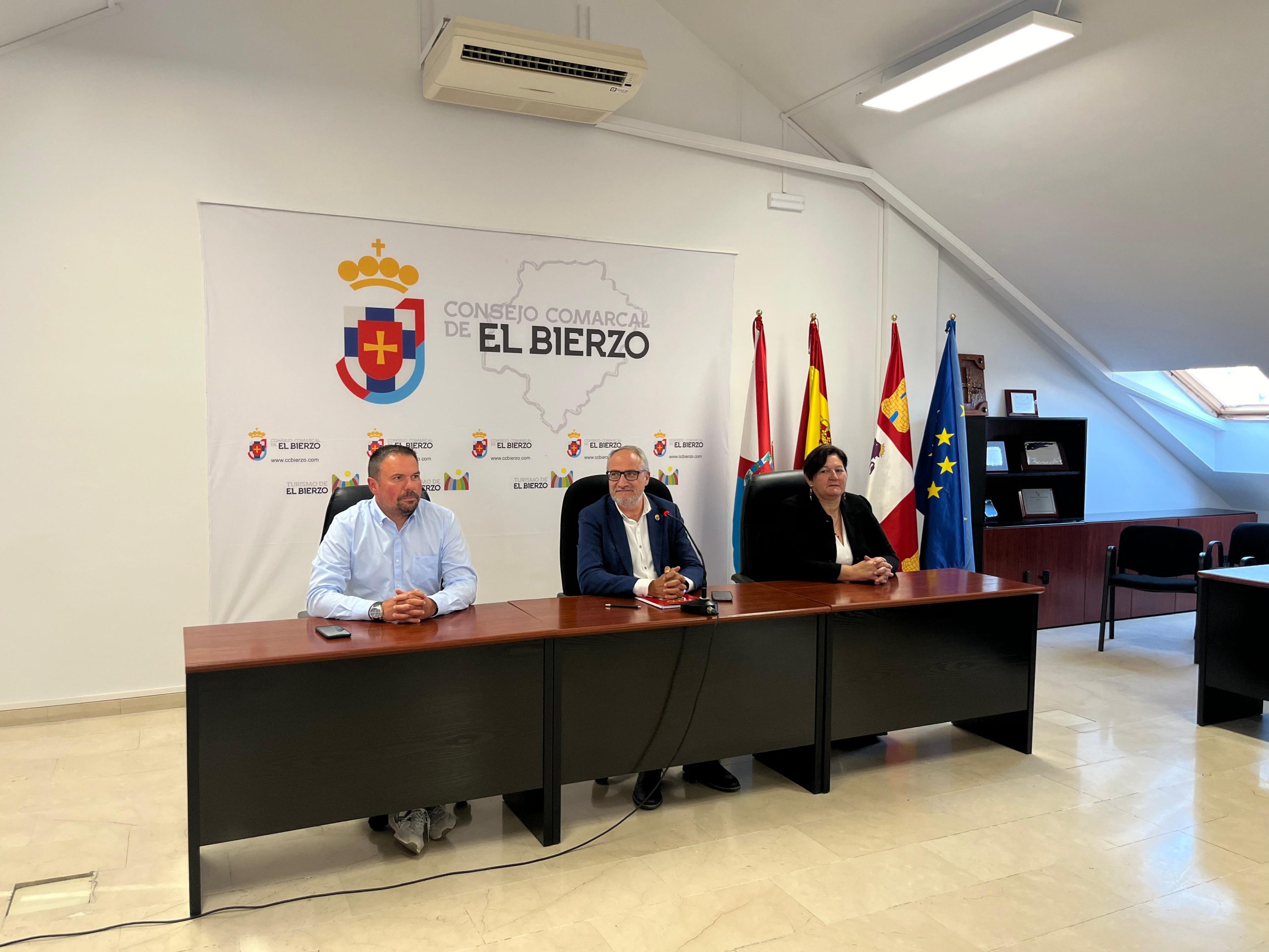 El presidente del Consejo Comarcal del Bierzo, Olegario Ramón, explica los detalles de su reunión con el consejero de Sanidad, Alejandro Vázquez. / CCB