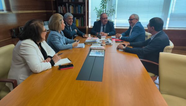 Reunión entre el presidente del Consejo Comarcal del Bierzo, Olegario Ramón, y el consejero de Sanidad, Alejandro Vázquez. / CCB