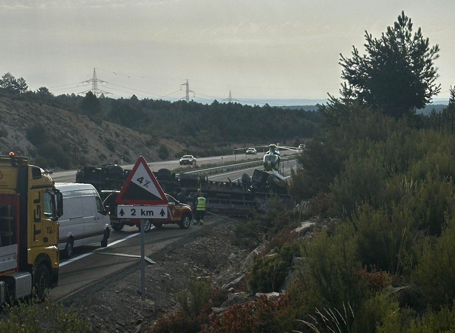 El vuelco de un camión corta la A-6 entre Manzanal del Puerto y Quintanilla de Combarros