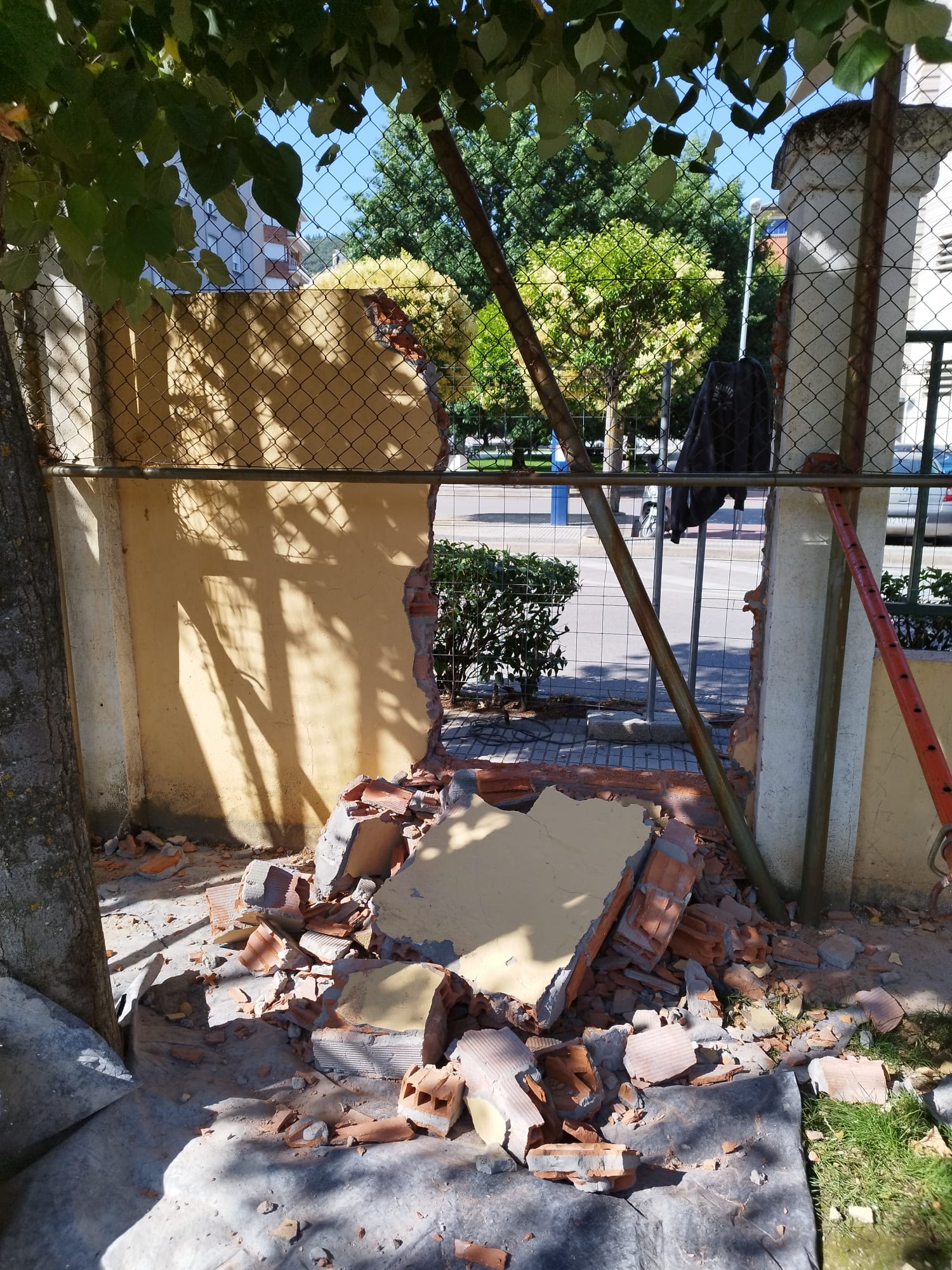 Los alumnos de la Escuela Taller finalizan las obras en la valla de cierre del Valentín García Yebra