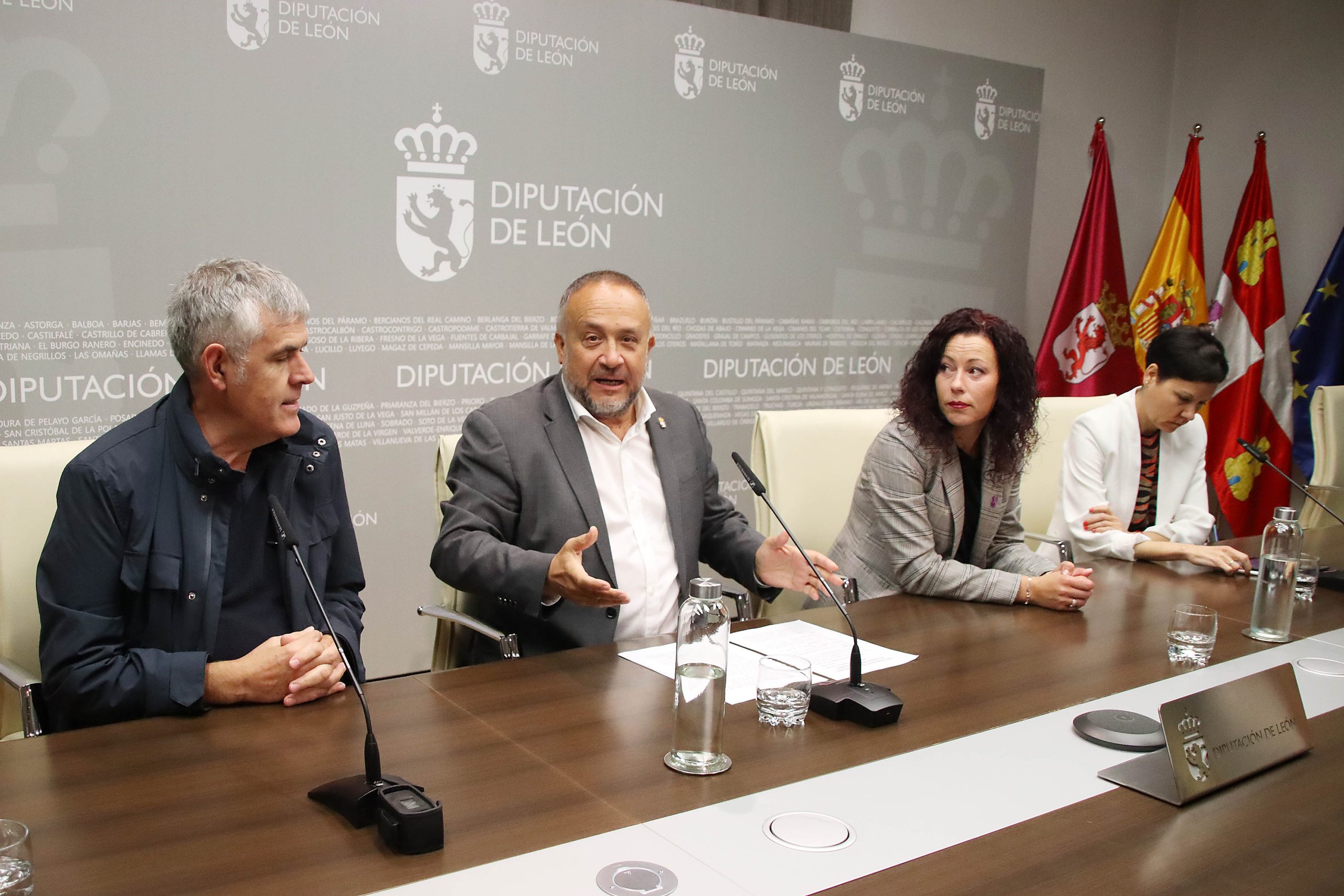 El presidente de la Diputación de León, Gerardo Álvarez Courel, presenta el curso 2024-2025 del programa Redprendiendo en mi pueblo de formación para adultos. / Ical