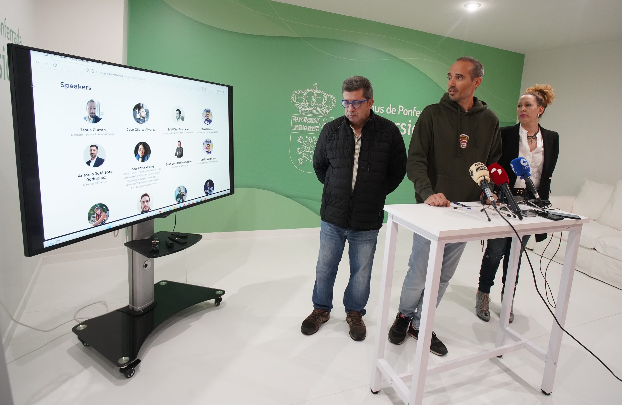 La directora del área de Infraestructuras y Sostenibilidad del Campus de la ULE en Ponferrada, Sandra Buján, presenta el primer DevFest Ponferrada junto a los organizadores del evento, David Martínez (C), y José Luis Álvarez (I)