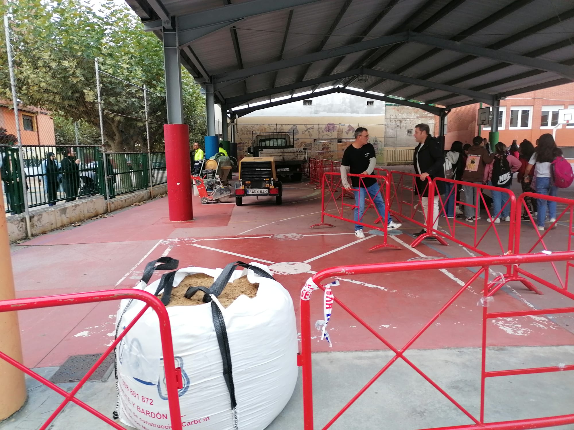 Obras de reparación urgentes en la entrada del CEIP Navaliegos. / Ayuntamiento de Ponferrada