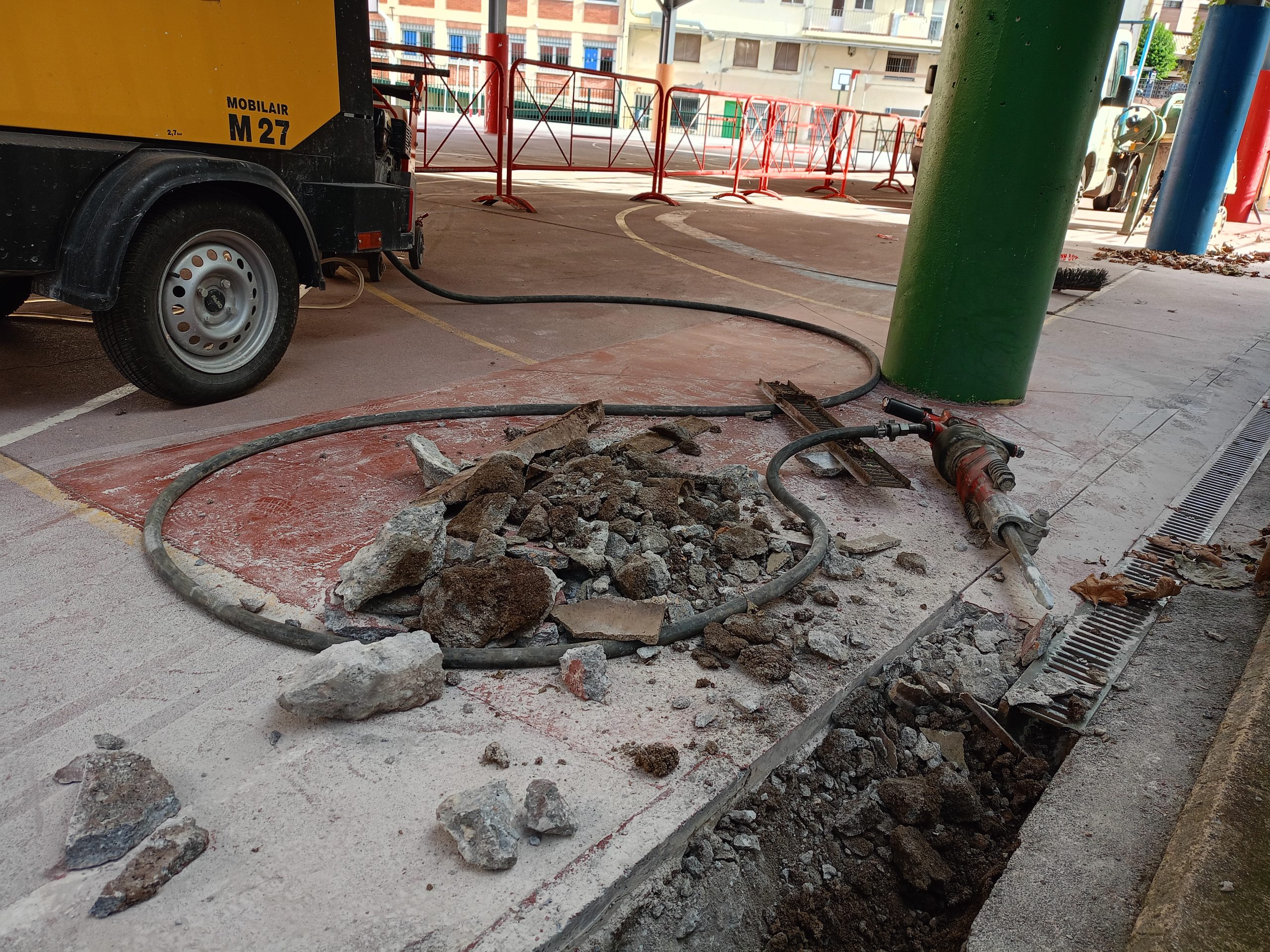 Obras de reparación urgentes en la entrada del CEIP Navaliegos. / Ayuntamiento de Ponferrada