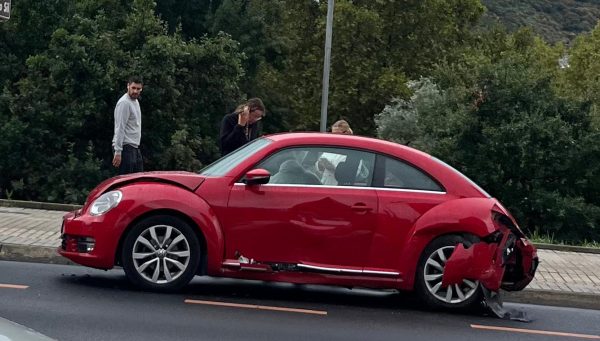 Coche destrozado en la avenida del Castillo de Ponferrada. / EBD