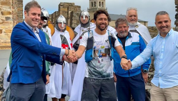 Llega a Ponferrada el deportista Alejandro Samper en su ruta hacia Santiago para visibilizar la diabetes tipo 1