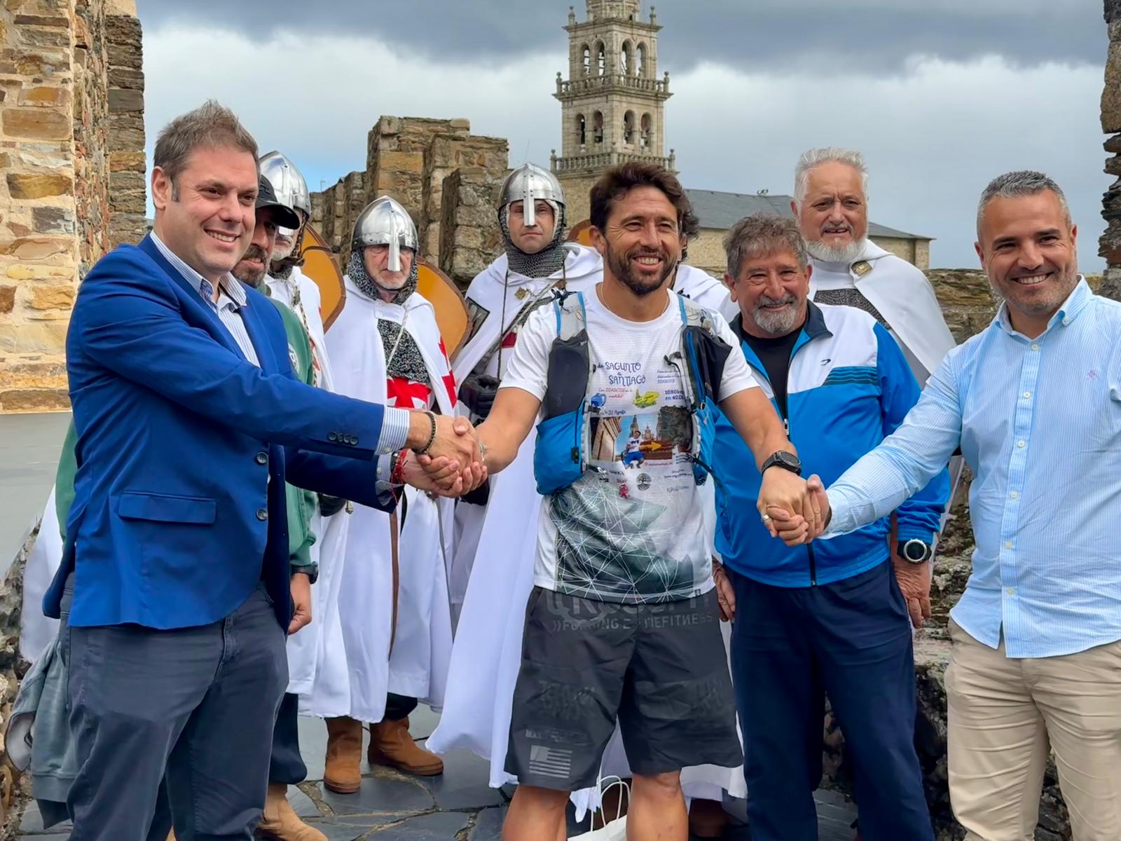 Llega a Ponferrada el deportista Alejandro Samper en su ruta hacia Santiago para visibilizar la diabetes tipo 1