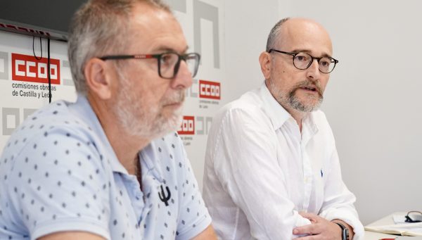 El secretario de la Sección Sindical del Profesorado de Enseñanza No Universitaria de CCOO León, Aurelio José Iglesias, y el secretario general de Enseñanza, José Antonio Alegre, presentan el informe de inicio de curso 2024-2025