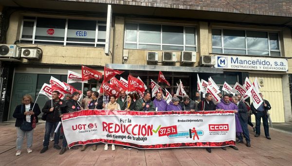 Movilización por la reducción de la jornada laboral ante la sede de Fele en el Bierzo