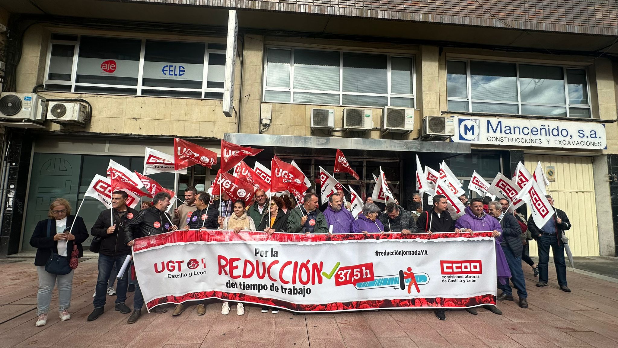 Movilización por la reducción de la jornada laboral ante la sede de Fele en el Bierzo