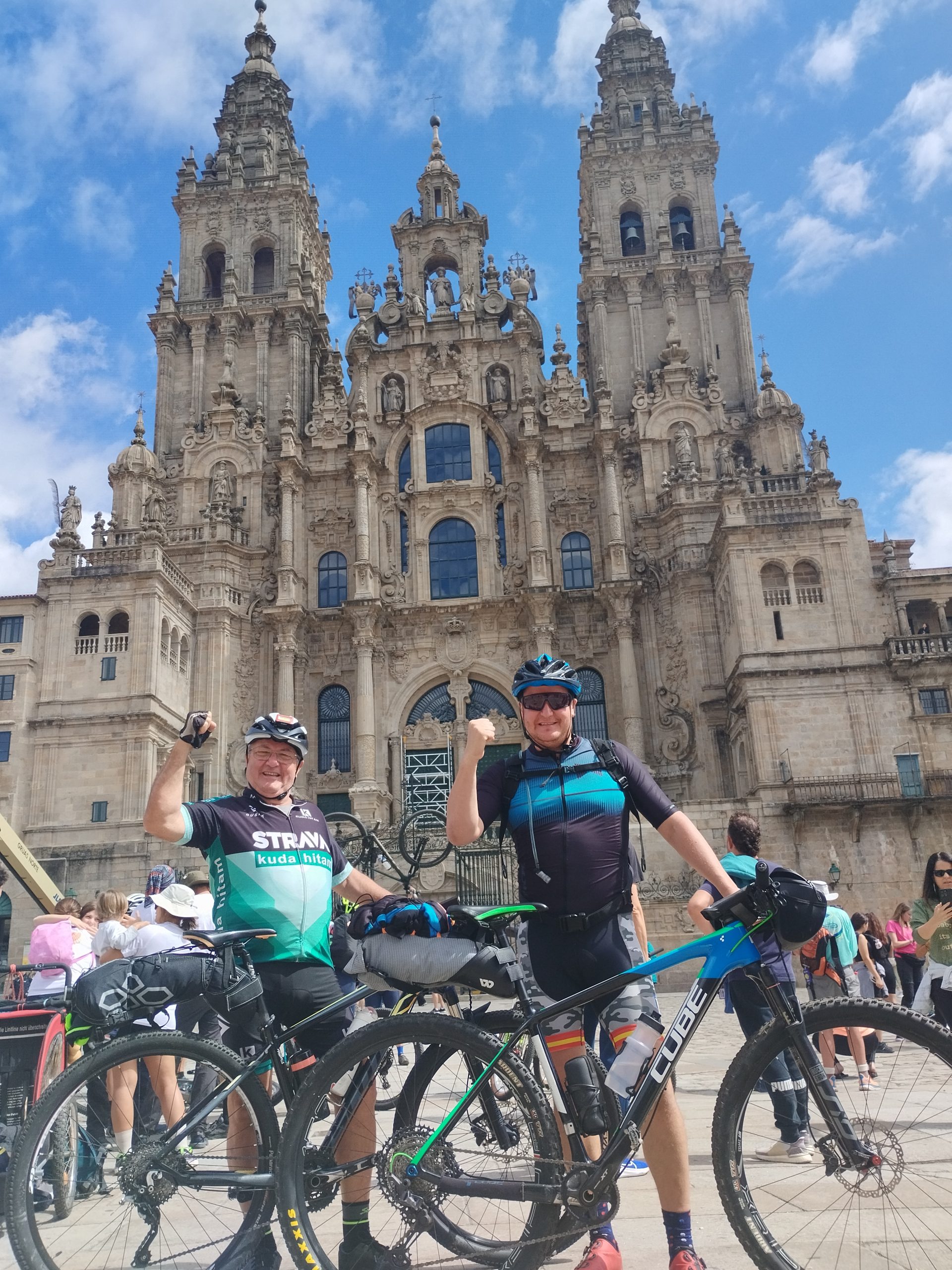 Luciano y Jonatan, ante la catedral de Santiago de Compostela.