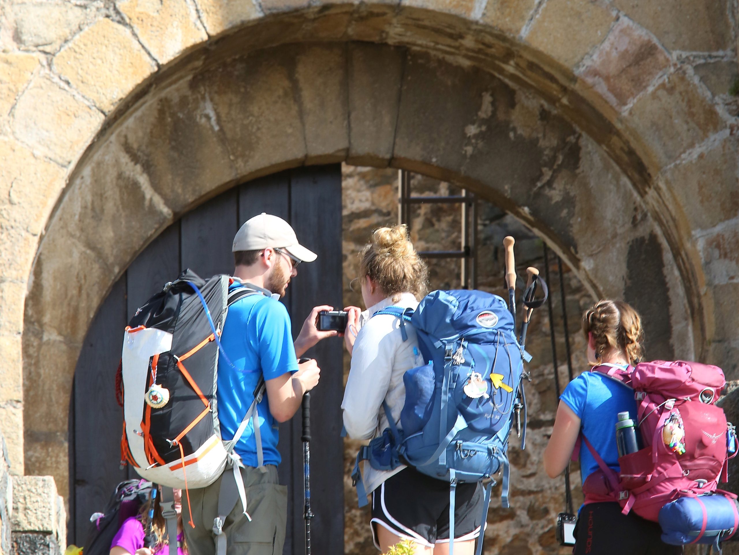 Turistas a las puertas del Castillo de Ponferrada.