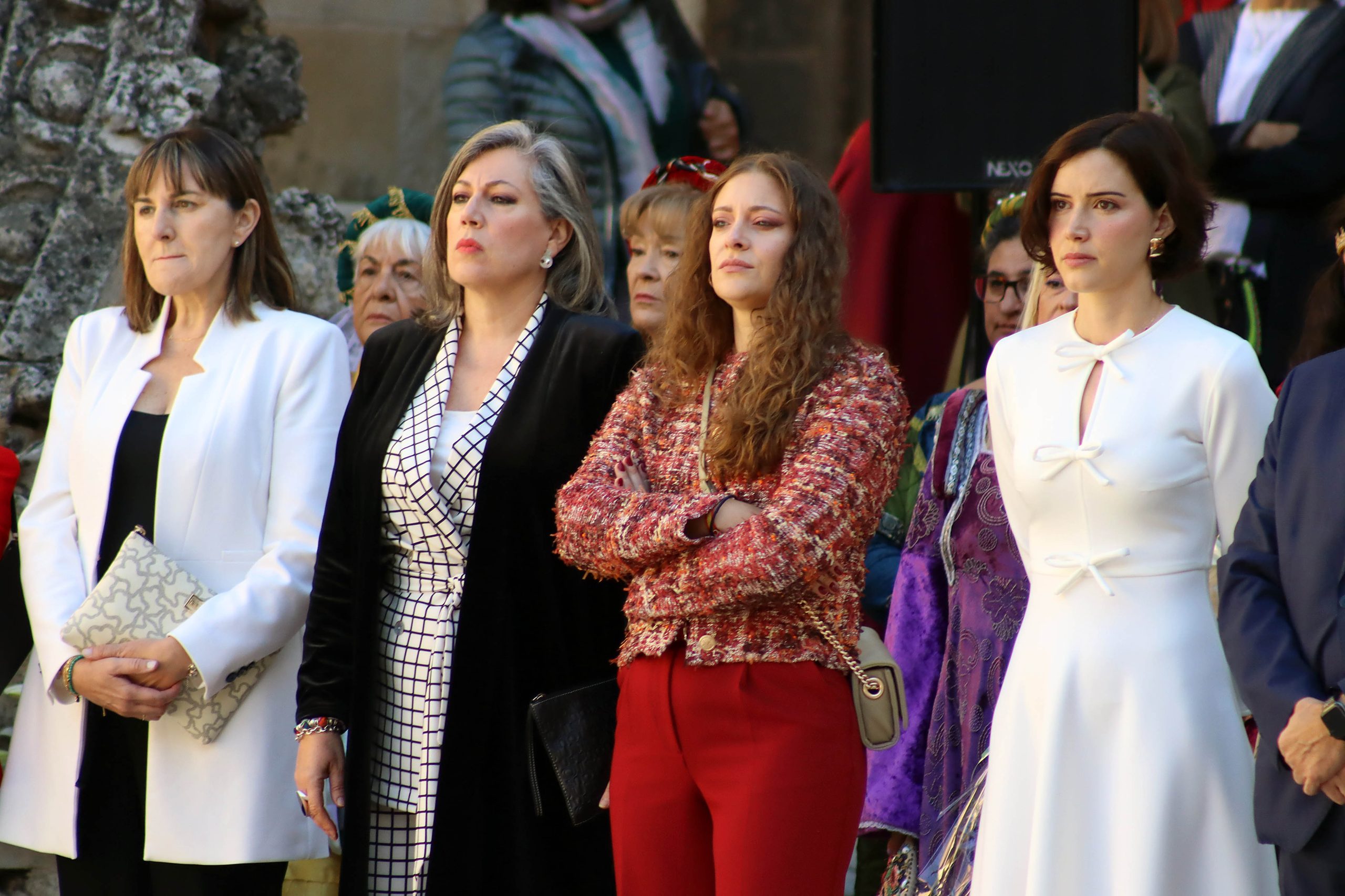 Ester Muñoz (2D) asiste a la fiesta de las Cantaderas en León.