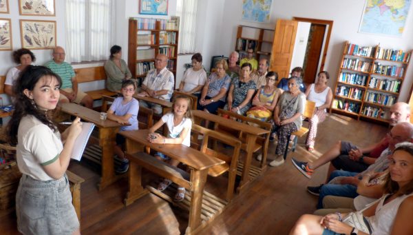 Gala Gancedo, con los asistentes al calecho celebrado en Salientes