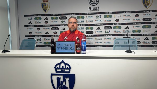 El entrenador de la Ponferradina, Javier Rey. / AG