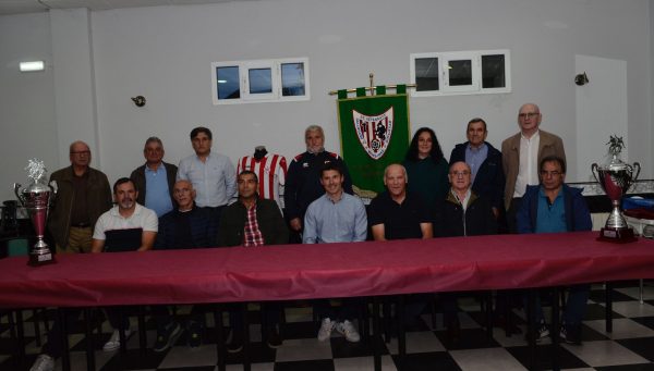 La Asociación de Veteranos del Atlético Bembibre presenta los trofeos para esta temporada