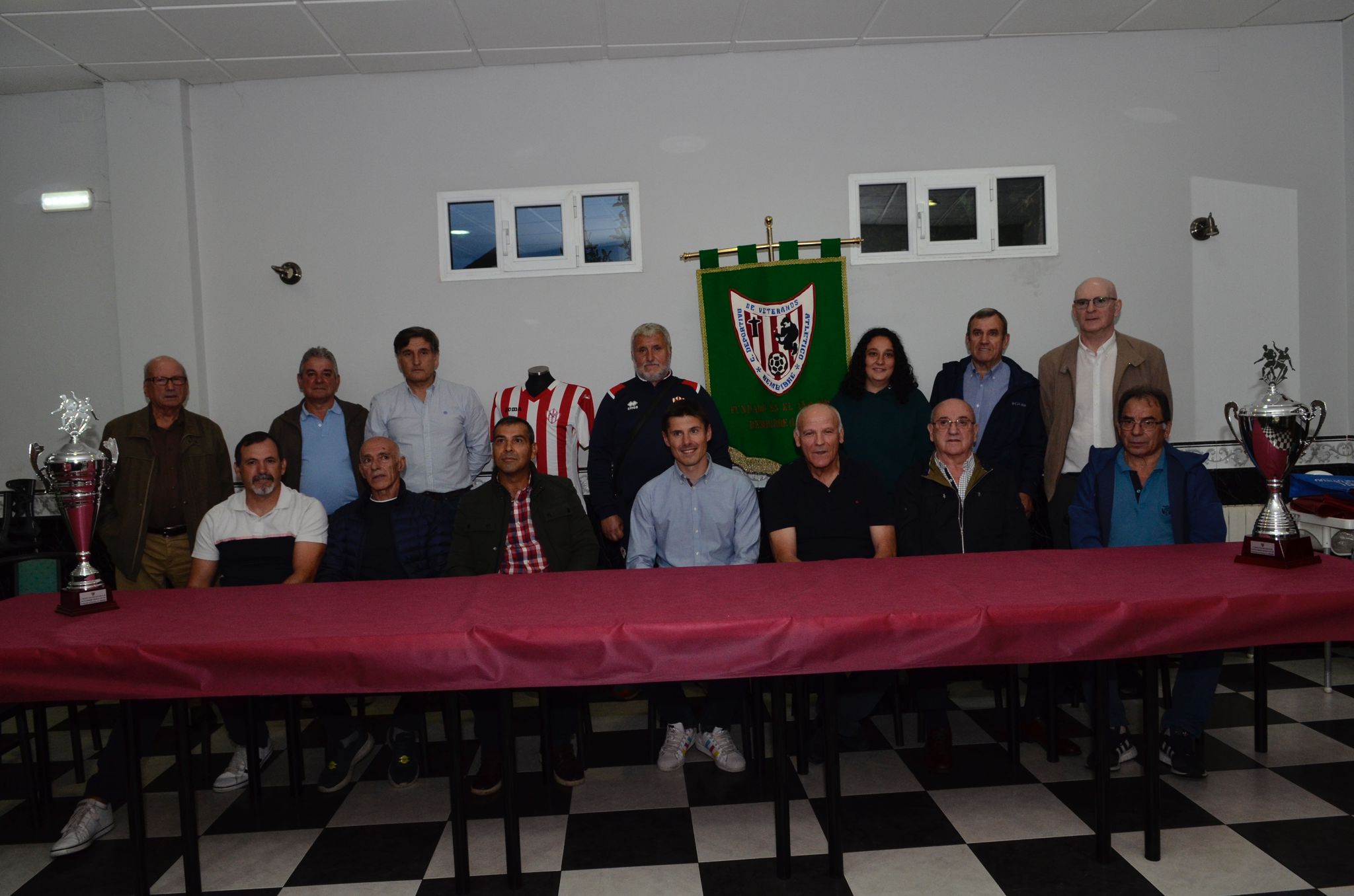 La Asociación de Veteranos del Atlético Bembibre presenta los trofeos para esta temporada