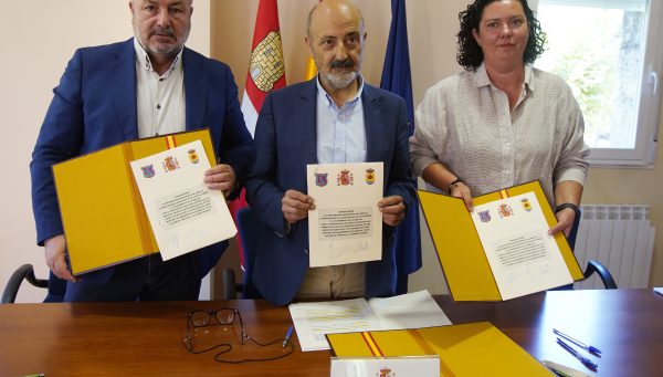 El presidente de la CH Miño-Sil, José Antonio Quiroga (C), junto al presidente de la Mancomunidad de Municipios de Agua del Bierzo, Eduardo Morán (I), y la alcaldesa de Cacabelos (León), Irene González, durante la firma del convenio sobre las obras de recuperación del Dominio Público Hidráulico del arroyo de Vega de Rey y actuaciones de saneamiento de Cacabelos (León)