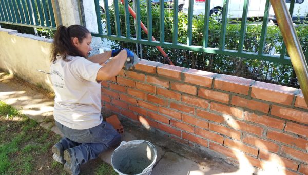 Los alumnos de la Escuela Taller finalizan las obras en la valla de cierre del Valentín García Yebra