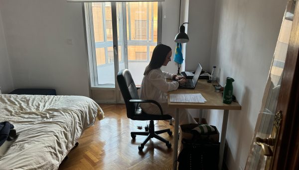 Vera estudiando en la habitación del piso de estudiantes en el que vive en Ponferrada. / CC