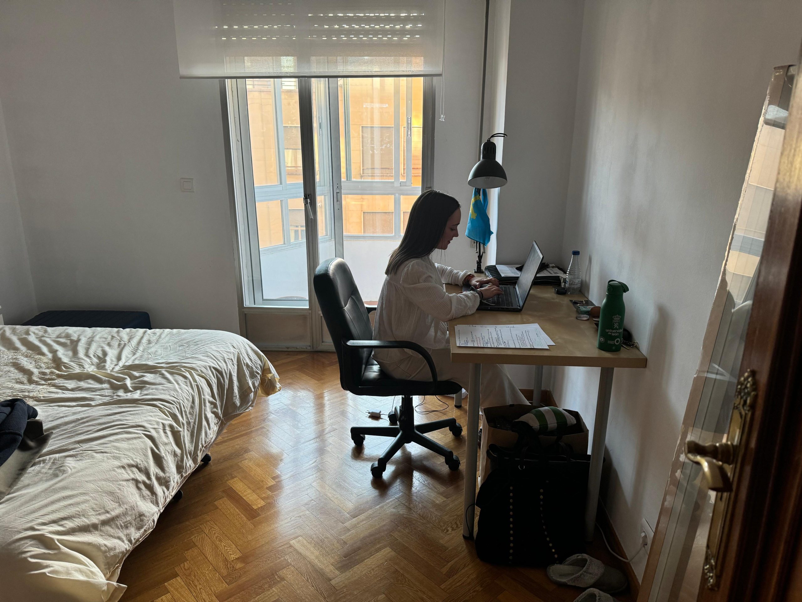 Vera estudiando en la habitación del piso de estudiantes en el que vive en Ponferrada. / CC