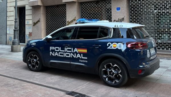 Coche de la Policía Nacional en la avenida de España, en Ponferrada