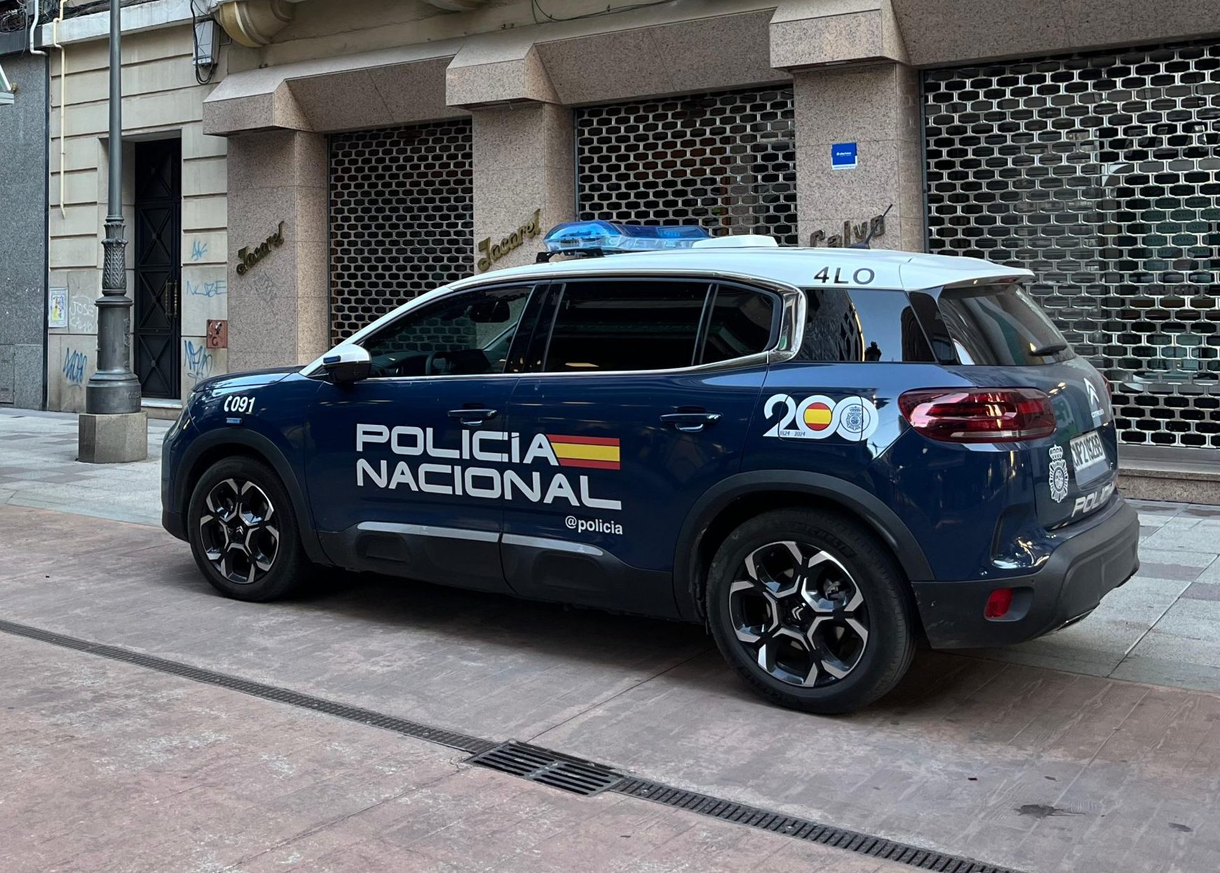 Coche de la Policía Nacional en la avenida de España, en Ponferrada