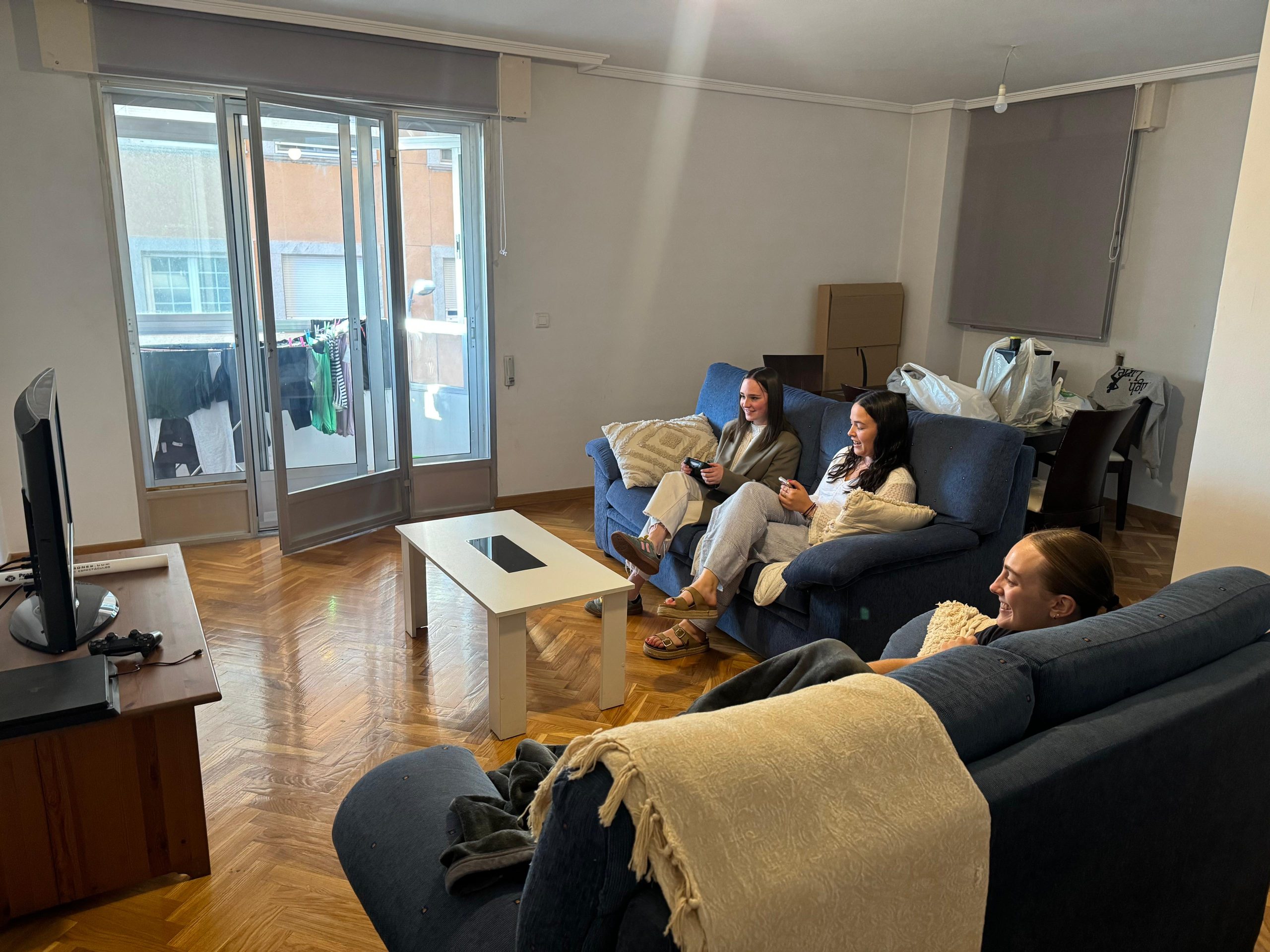 Vera, Claudia y Sara en su piso compartido en Ponferrada. / CC