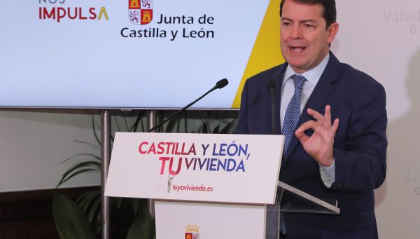 El presidente de la Junta de Castilla y León, Alfonso Fernández Mañueco, preside el acto de firma de varios protocolos en materia de vivienda entre el Gobierno autonómico y las diputaciones provinciales de la Comunidad