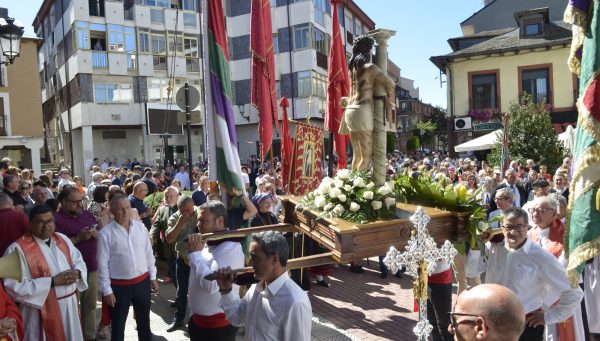 Procesión desde el Santuario del Ecce Homo a la iglesia de San Pedro en las fiestas del Cristo de Bembibre