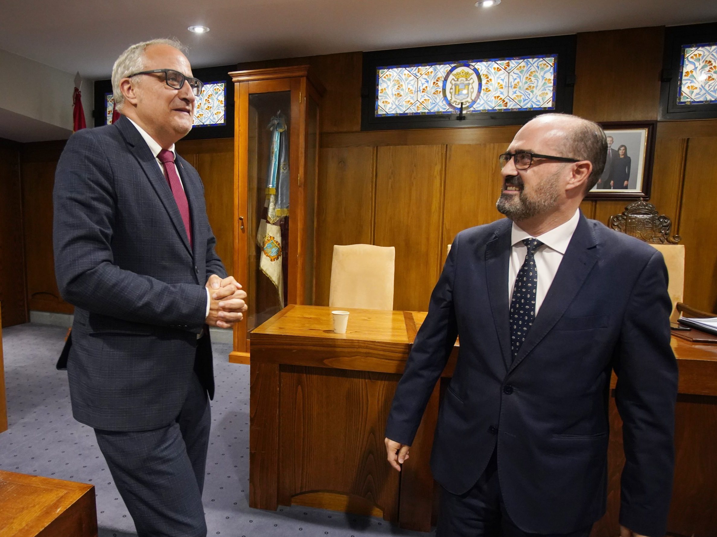 El alcalde de Ponferrada, Marco Morala (D), junto al portavoz del grupo Socialista, Olegario Ramón (I), al finalizar el pleno ordinario de esta mañana en el que se ha aprobado la zona de bajas emisiones