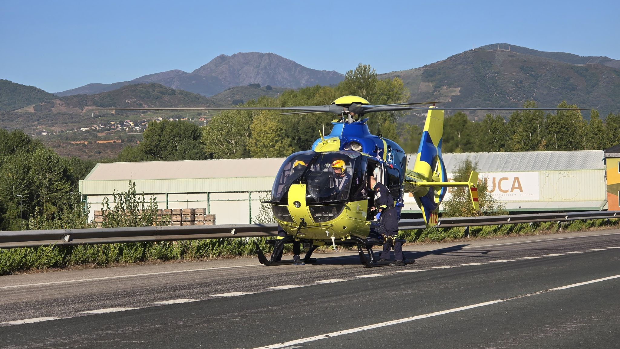 Tres heridos tras chocar un camión y una pickup en la N-VI, a la altura de Carracedelo. / EBD