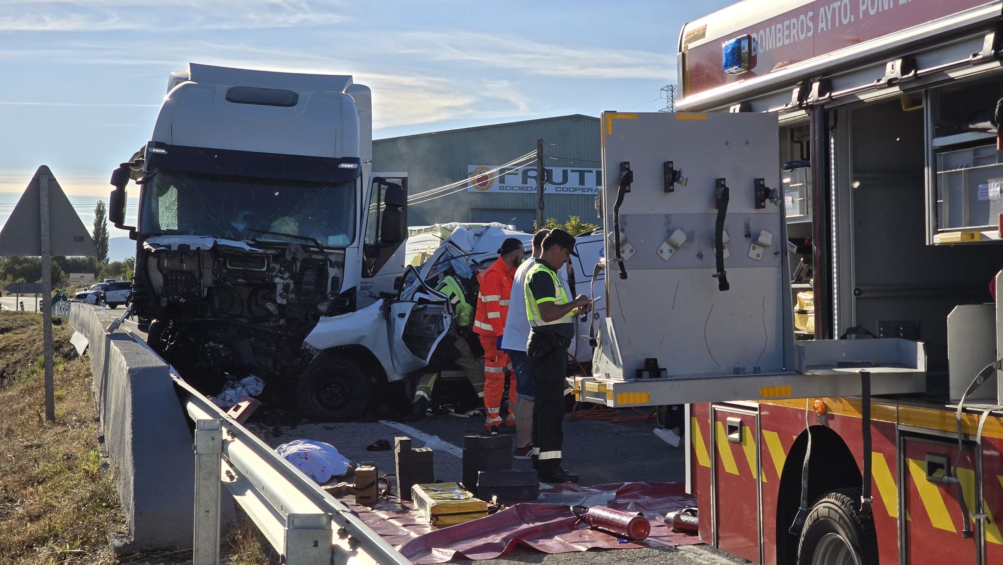 Tres heridos tras chocar un camión y una pickup en la N-6, a la altura de Carracedelo. / EBD