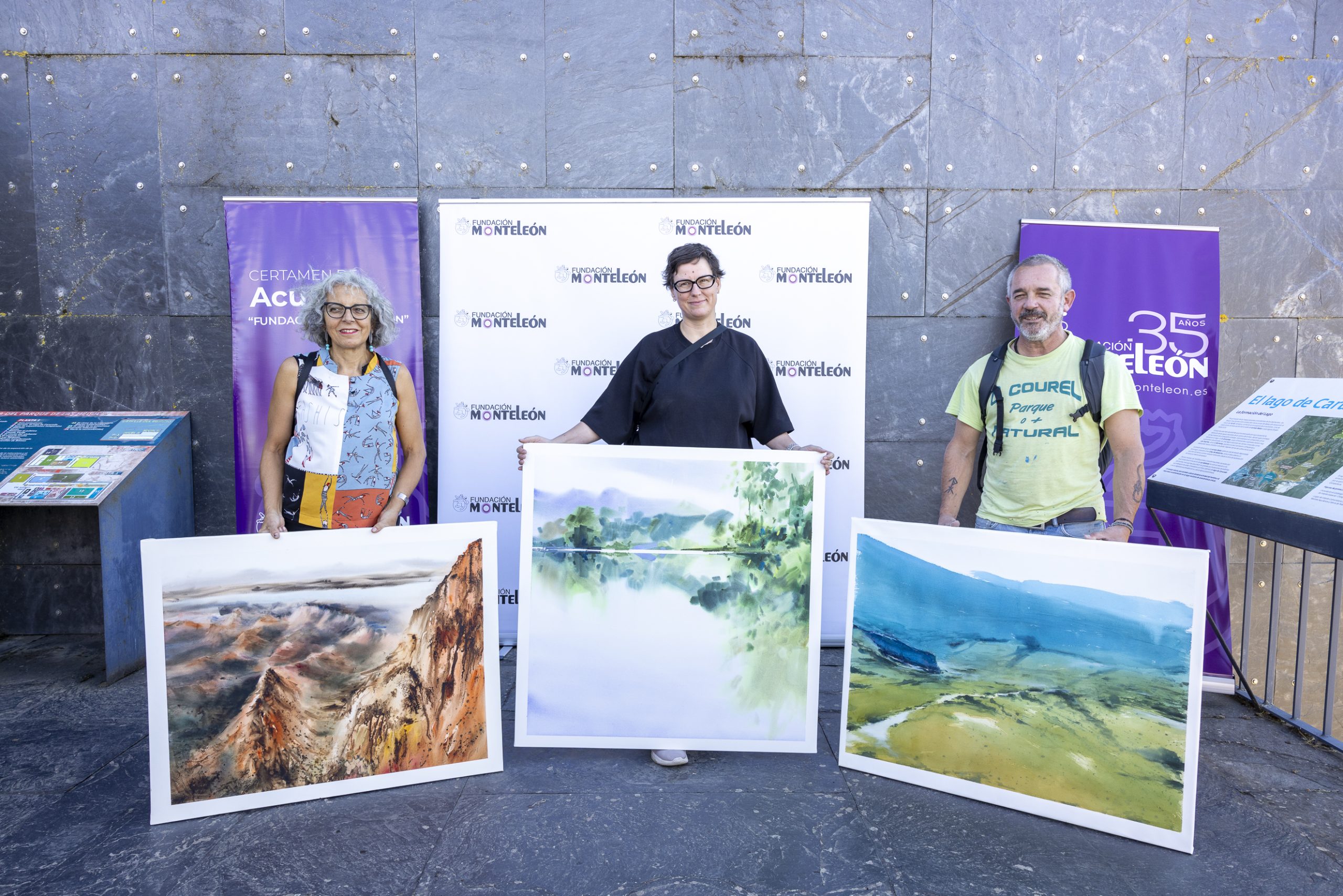 Los ganadores del Certamen de Acuarela Fundación MonteLeón posan con sus obras