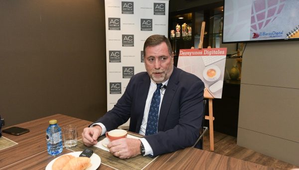 Desayuno Digital con el gerente del Área de Salud del Bierzo, Juan Ortiz De Saracho. / QUINITO