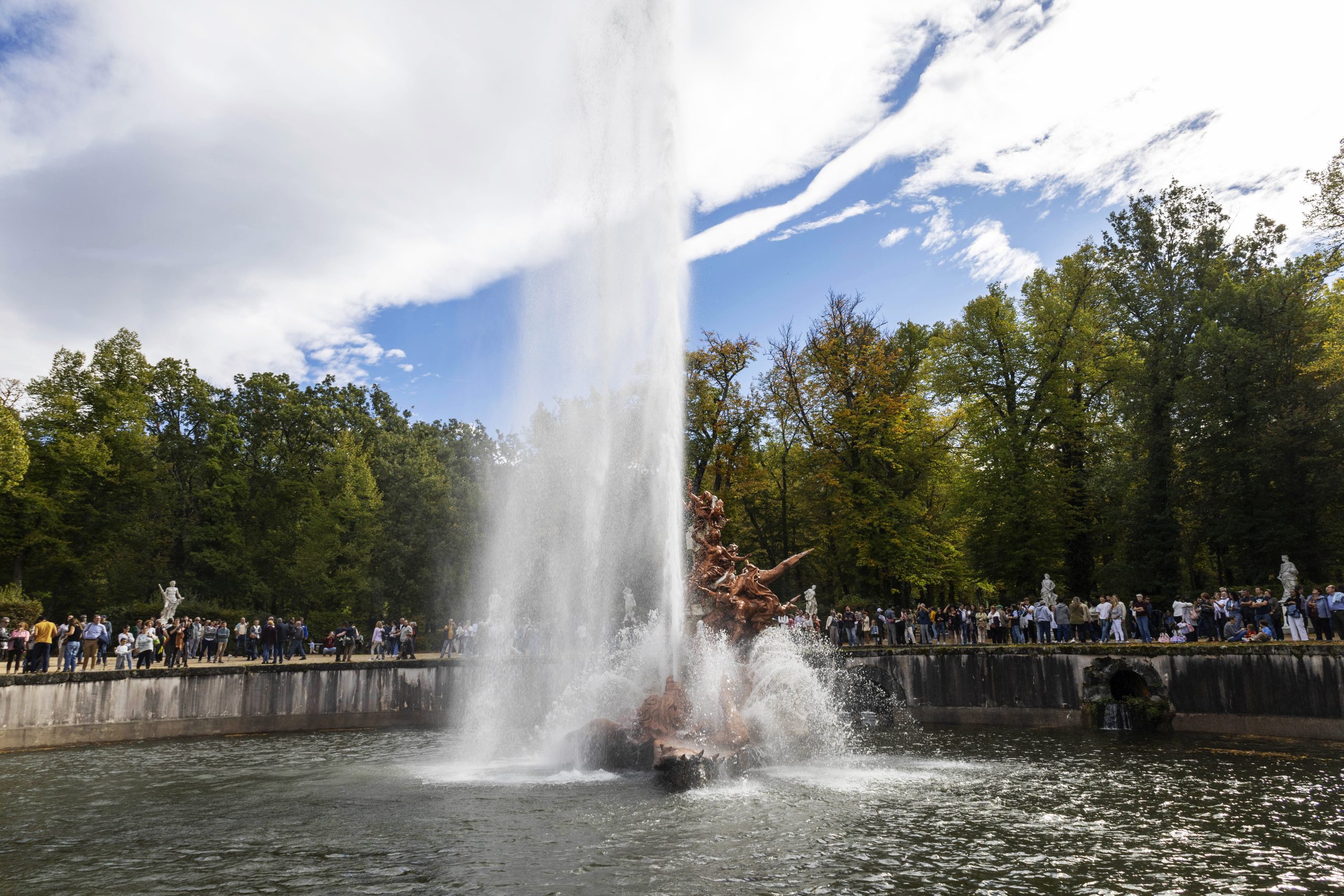 La fuente de Andrómeda del Palacio Real de la Granja se enciende ante el público por primera vez en 80 años