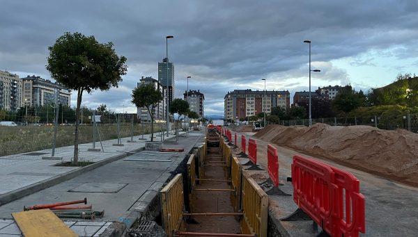 Obras por la Red de Calor de Ponferrada frente a El Rosal.