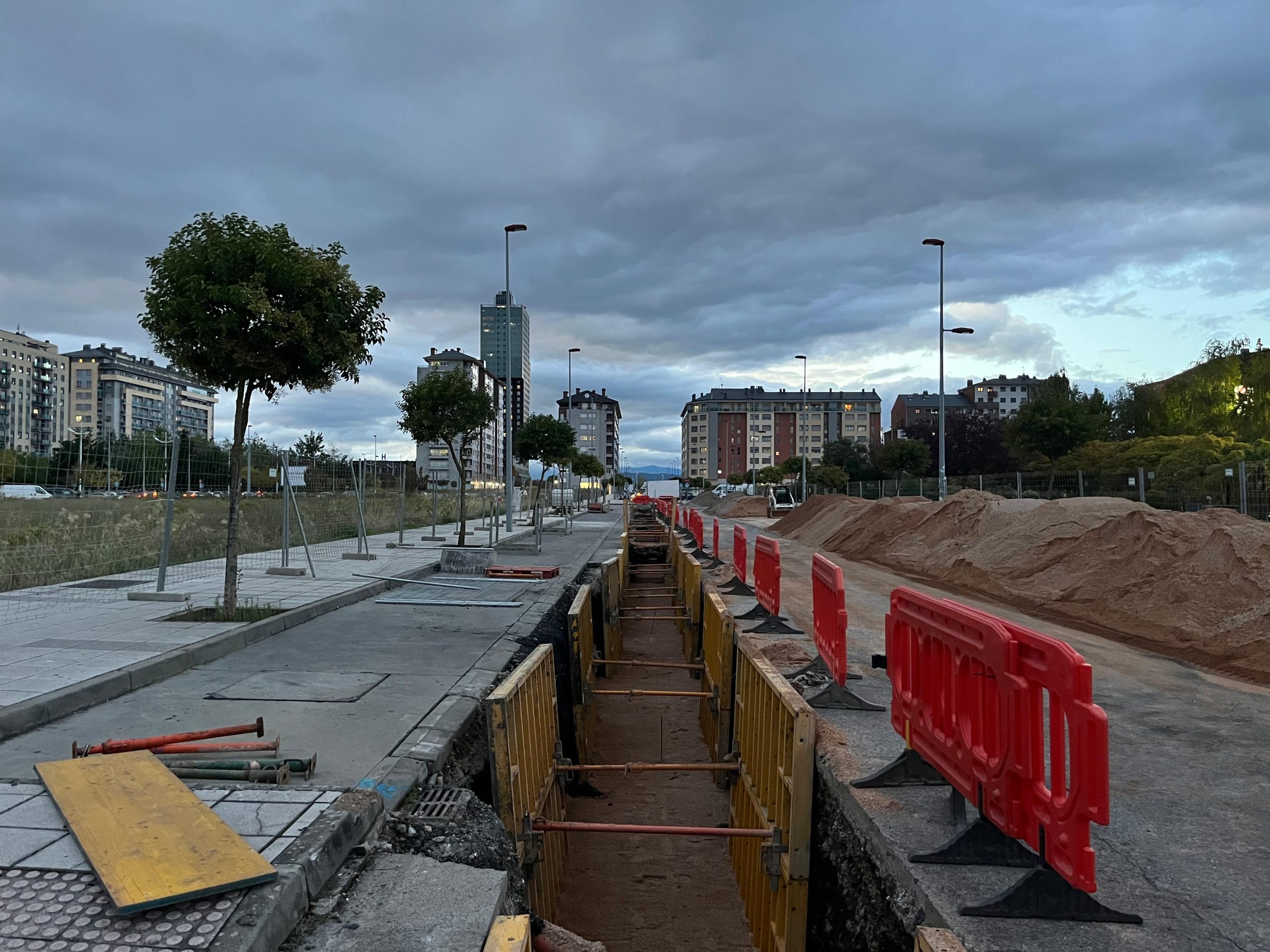 Obras por la Red de Calor de Ponferrada frente a El Rosal.