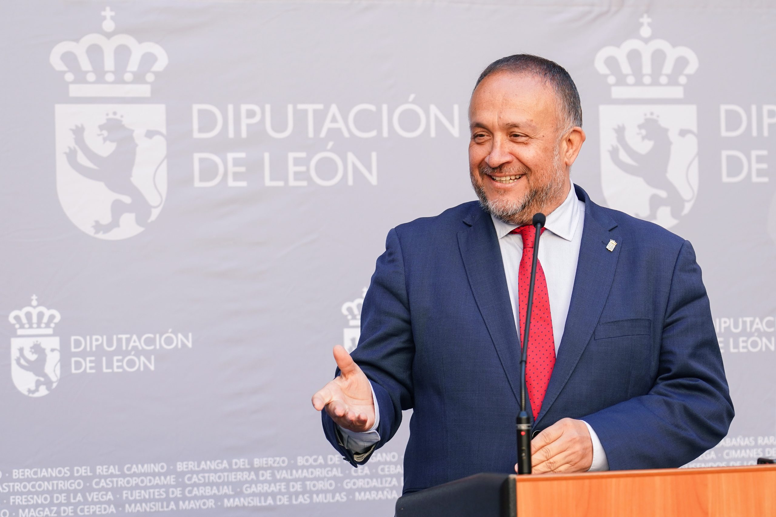 El presidente de la Diputación de León, Gerardo Álvarez Courel, y el vicepresidente y responsable de los Productos de León, Roberto Aller, encabezan el acto de entrega de los III Premios Pisado a los vinos de la DO El Bierzo y DO León