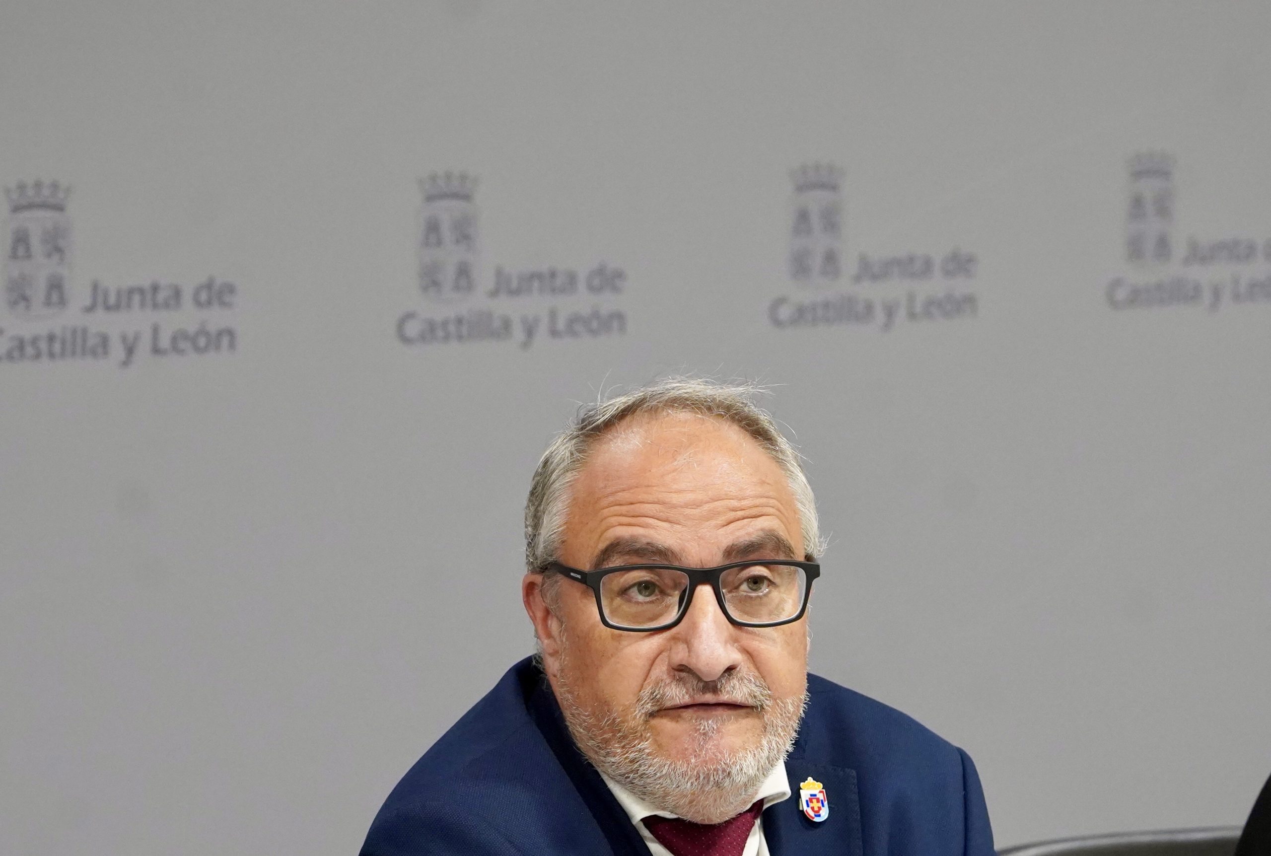 El consejero de la Presidencia, Luis Miguel González Gago, y el presidente del Consejo Comarcal de El Bierzo, Olegario Ramón, comparecen en rueda de prensa tras la reunión de seguimiento del convenio entre la Junta de Castilla y León y el Consejo Comarcal.