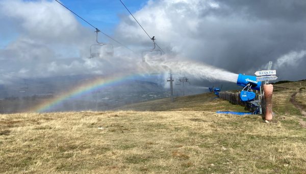 Cañones de nieve en la estación de montaña de Manzaneda