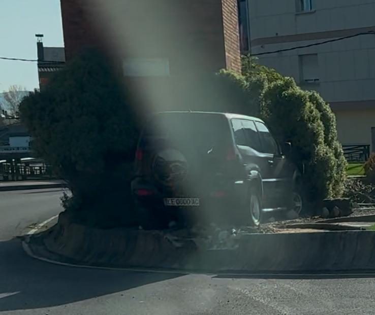 Un coche se empotra contra la rotonda del Reloj de Camponaraya. / EBD