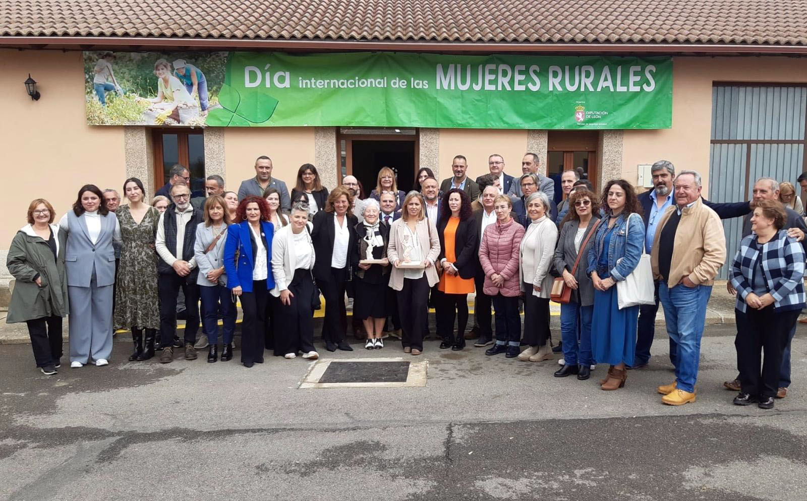 El presidente de la Diputación de León, Gerardo Álvarez Courel, participa en los actos de celebración del Día Internacional de la Mujer Rural