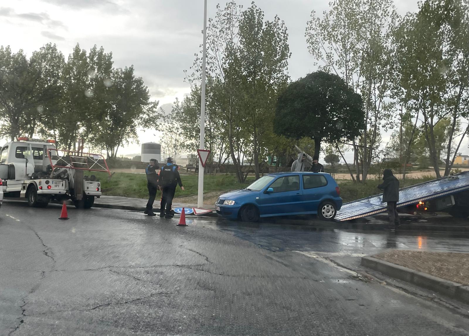 Colisión entre un turismo y una furgoneta en la glorieta del Puente del Centenario