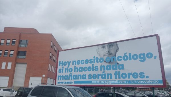 Una valla en el Hospital El Bierzo recuerda que el servicio que da Oncología "es insuficiente"