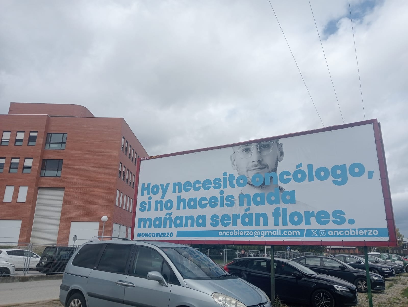 Una valla en el Hospital El Bierzo recuerda que el servicio que da Oncología "es insuficiente"