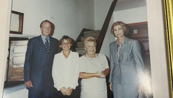 Visita de los Reyes Juan Carlos I y Sofía en 1999 al Hostal Salomé, en Toreno. / QUINITO