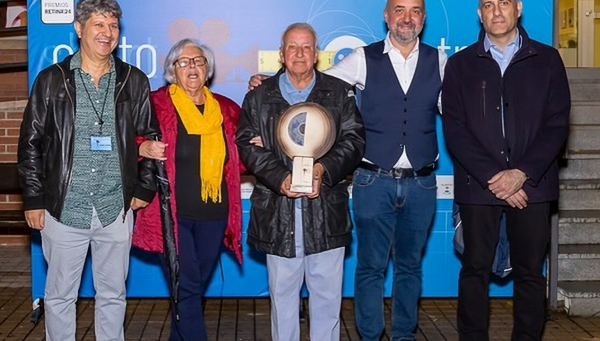 Carlos de Cabo, en el centro, con el premio Retina Especial del Festival Internacional de Cine de Ponferrada